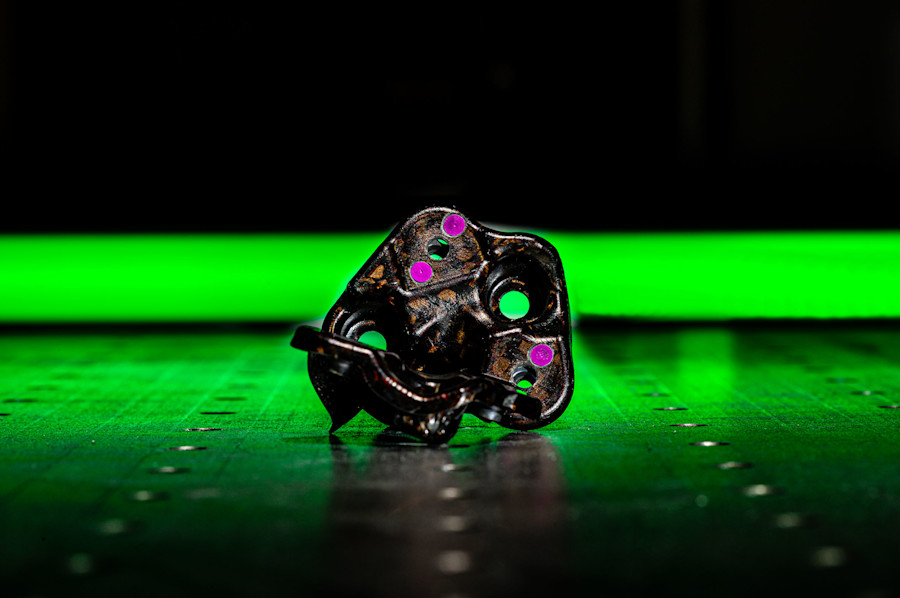 31-0037 - LWCAC - FD MANIFOLD - BRKT. This manifold is part of the car's water cooling system. This composite part weighs just five grams and sits at the connection of two hoses. It helps cool the car's engine by ensuring the fluid circulates as intended without leaks or pressure loss. It can operate in temperatures of up to 140C.