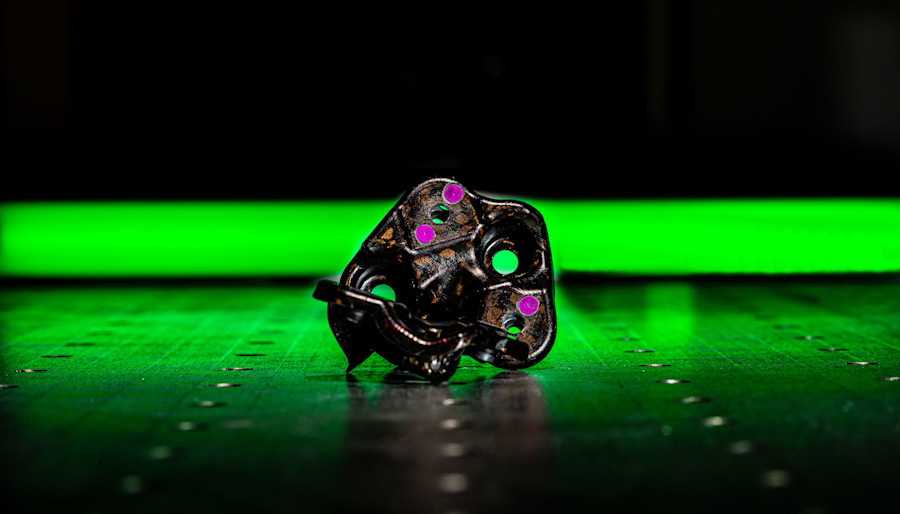 31-0037 - LWCAC - FD MANIFOLD - BRKT. This manifold is part of the car's water cooling system. This composite part weighs just five grams and sits at the connection of two hoses. It helps cool the car's engine by ensuring the fluid circulates as intended without leaks or pressure loss. It can operate in temperatures of up to 140C.