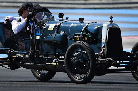 Riding mechanics were there to assist with pumping oil and fuel and with pitstops.