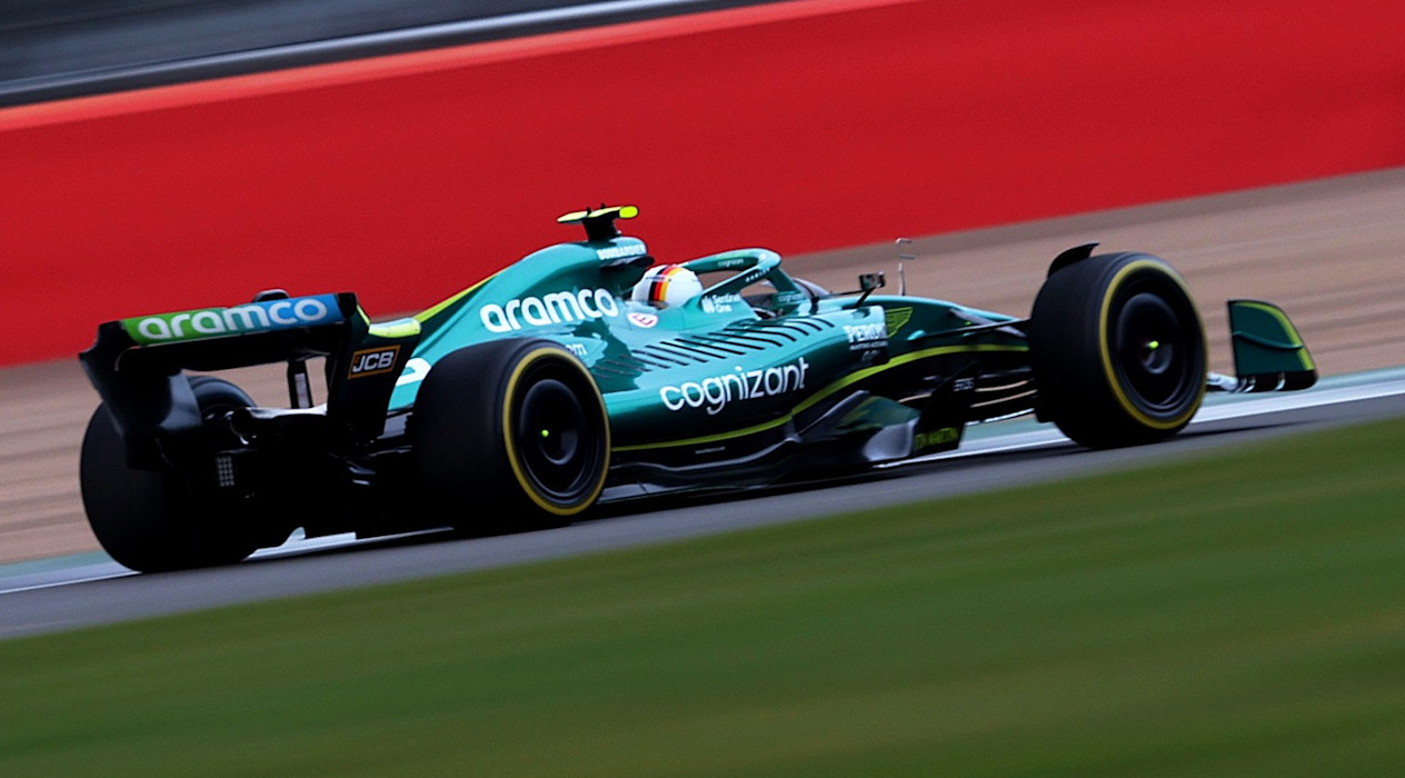 Sebastian Vettel in the AMR22