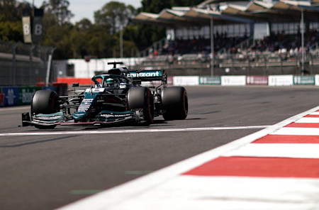 Lance begins a lap of the Autódromo Hermanos Rodríguez circuit