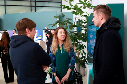 Nico Hülkenberg meets Liam and Caroline, winners of a Socios competition for $AM holders to win tickets to the launch