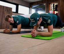 Lance vs Seb: Planking challenge