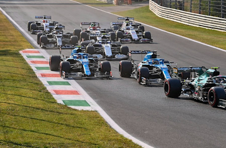Sebastian leads a pack of cars in the early stages of the F1 Sprint