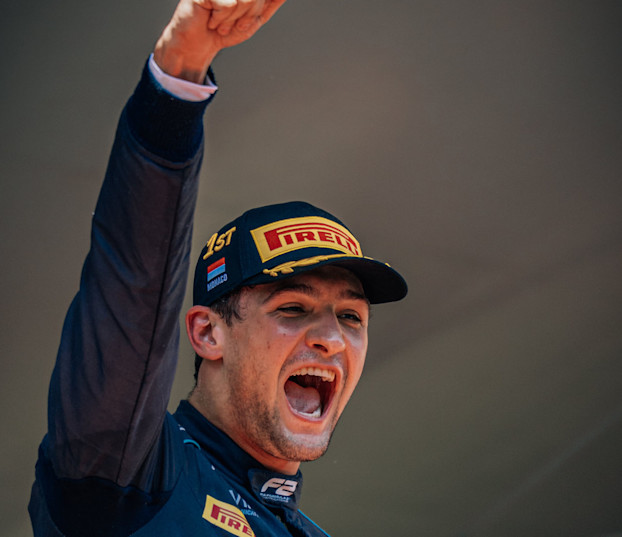 Jak F2 crop hero desktop