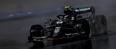 Sebastian navigates Istanbul Park in the wet