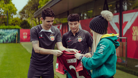 Shanghai Port FC stars Wu Lei and Oscar swapped shirts with Jessica Hawkins 