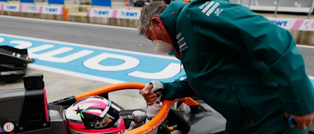 Otmar gives words of encouragement ahead of Jessica Hawkins' W Series race