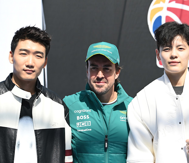 Speed skater Gao Tingyu (left) and basketball star Yang Shuyu (right) joined Fernando Alonso at the basketball competition in the Chinese Grand Prix paddock