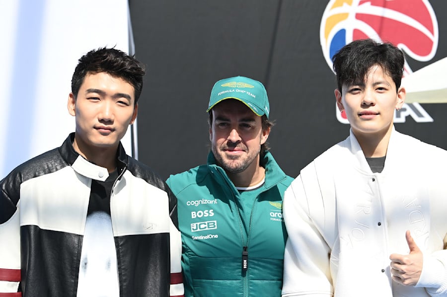 Speed skater Gao Tingyu (left) and basketball star Yang Shuyu (right) joined Fernando Alonso at the basketball competition in the Chinese Grand Prix paddock