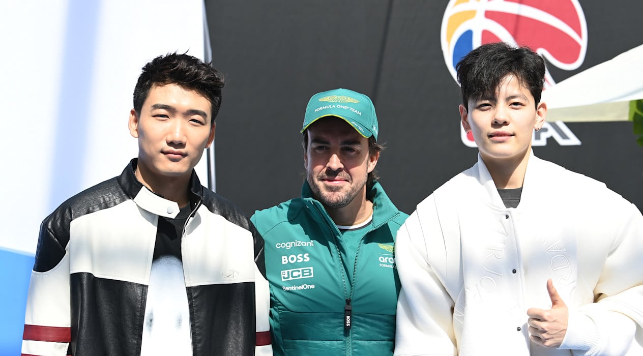 Speed skater Gao Tingyu (left) and basketball star Yang Shuyu (right) joined Fernando Alonso at the basketball competition in the Chinese Grand Prix paddock