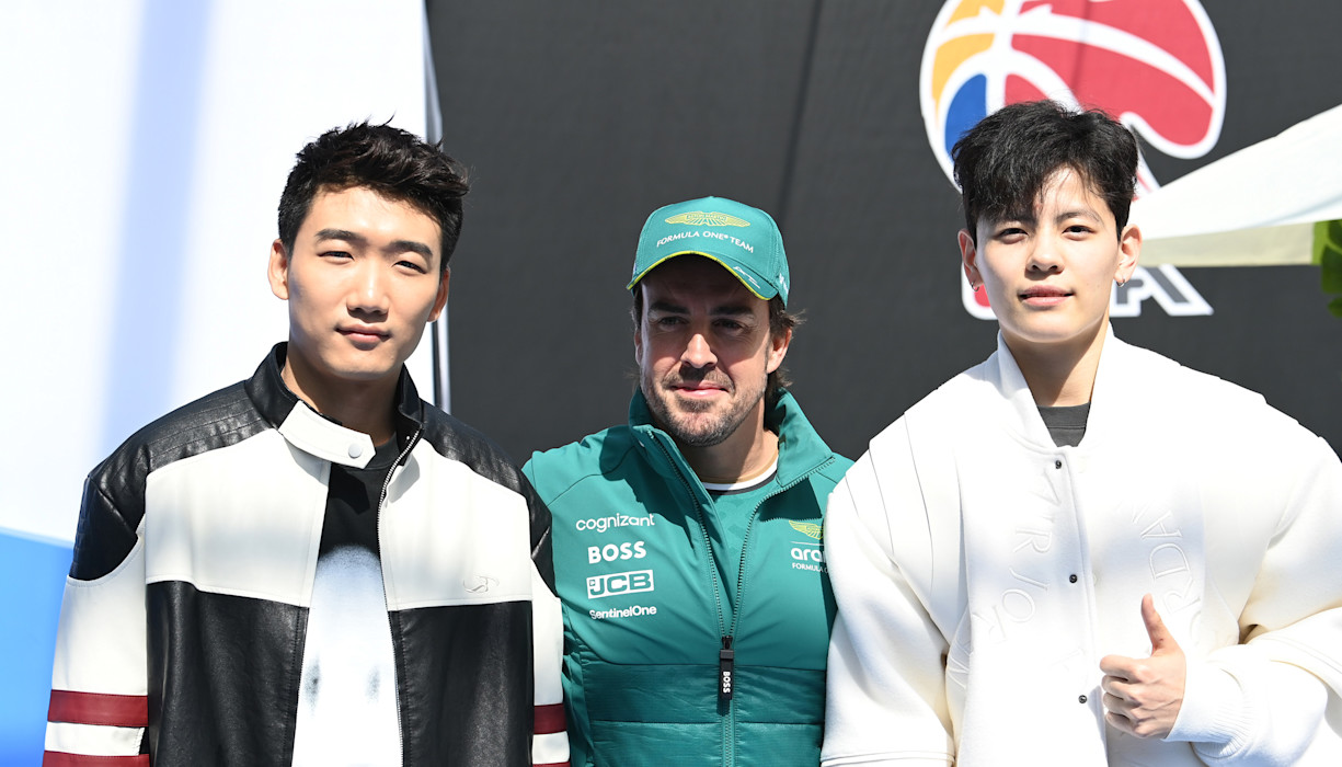 Speed skater Gao Tingyu (left) and basketball star Yang Shuyu (right) joined Fernando Alonso at the basketball competition in the Chinese Grand Prix paddock