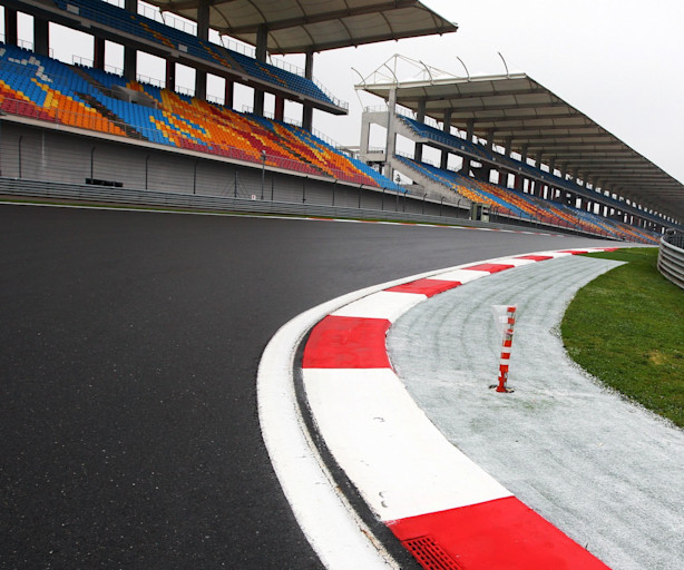 Into Turn One in Istanbul