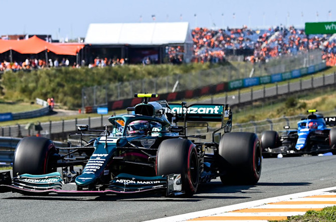 Sebastian leads an Alpine through the second sector in qualifying at Zandvoort